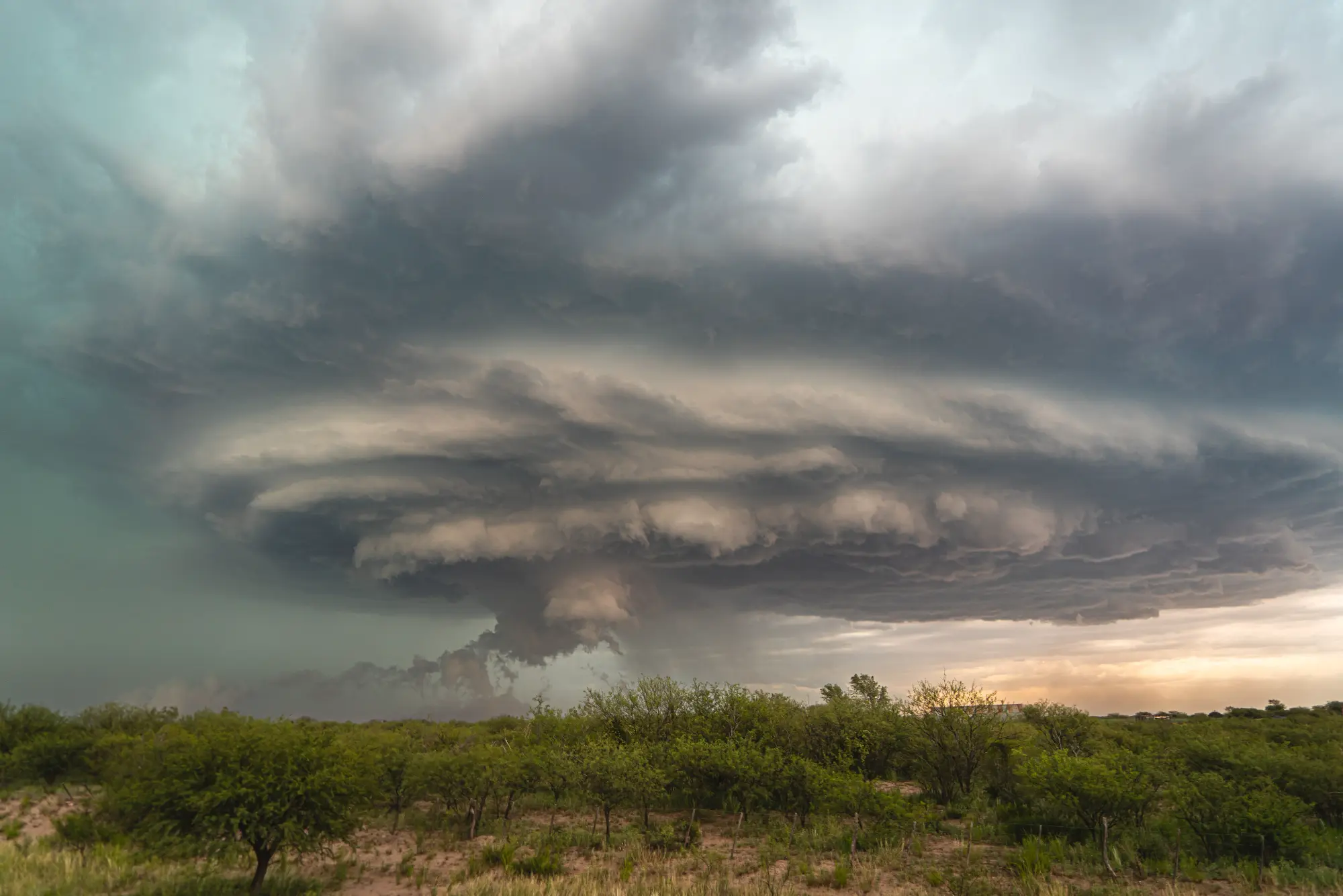 Supercélula de tormenta sobre el monte en Varela, San Luis